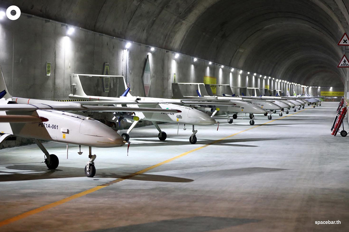 PhotoStory-ภาพที่กองทัพอิหร่านเผยแพร่เมื่อวันที่ 28 พฤษภาคม 2022 แสดงให้เห็นฐานโดรนใต้ดินในสถานที่ที่ไม่ทราบแน่ชัดในอิหร่านแต่ผู้สื่อข่าวระบุว่า เดินทางด้วยเฮลิคอปเตอร์เป็นเวลาเกือบ 40 นาทีจากเมืองเคอร์มานชาห์เพื่อไปยังที่นั่น (Photo by Iranian Army office / AFP)