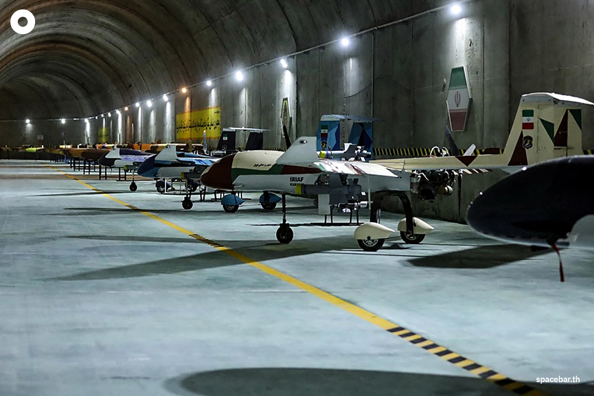 PhotoStory-ภาพที่กองทัพอิหร่านเผยแพร่เมื่อวันที่ 28 พฤษภาคม 2022 แสดงให้เห็นฐานโดรนใต้ดินในสถานที่ที่ไม่ทราบแน่ชัดในอิหร่านแต่ผู้สื่อข่าวระบุว่า เดินทางด้วยเฮลิคอปเตอร์เป็นเวลาเกือบ 40 นาทีจากเมืองเคอร์มานชาห์เพื่อไปยังที่นั่น (Photo by Iranian Army office / AFP)