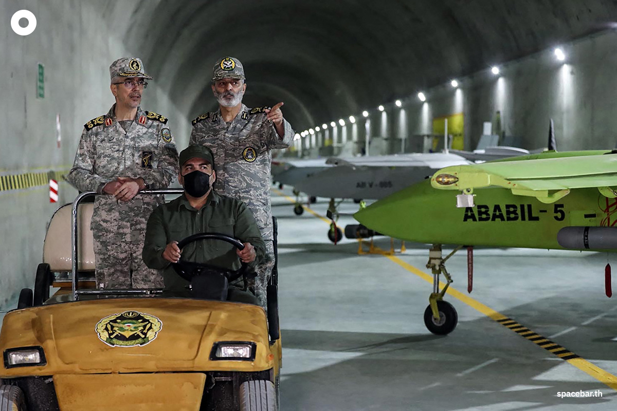 PhotoStory-ภาพที่กองทัพอิหร่านเผยแพร่เมื่อวันที่ 28 พฤษภาคม 2022 แสดงให้เห็นฐานโดรนใต้ดินในสถานที่ที่ไม่ทราบแน่ชัดในอิหร่านแต่ผู้สื่อข่าวระบุว่า เดินทางด้วยเฮลิคอปเตอร์เป็นเวลาเกือบ 40 นาทีจากเมืองเคอร์มานชาห์เพื่อไปยังที่นั่น (Photo by Iranian Army office / AFP)