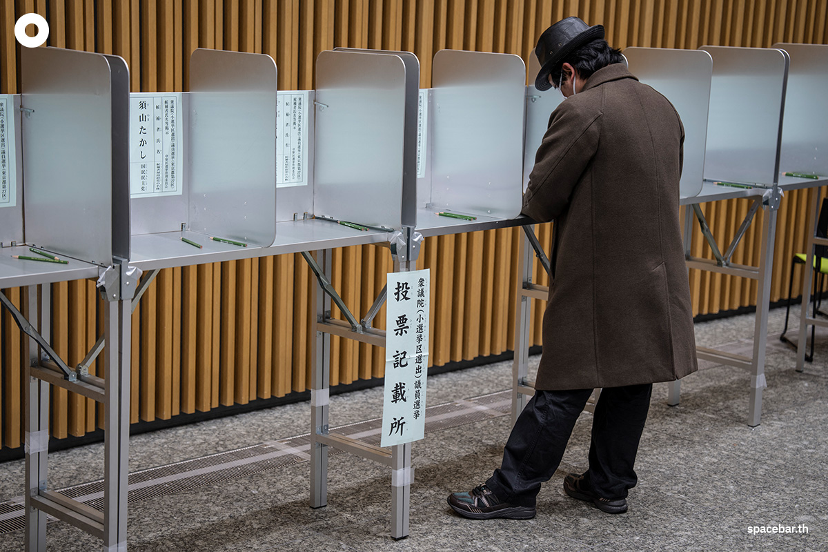 PhotoStory-ผู้มีสิทธิเลือกตั้งเข้าร่วมการเลือกตั้งสภาผู้แทนราษฎร ณ หน่วยเลือกตั้งในกรุงโตเกียว เมื่อวันที่ 8 กุมภาพันธ์ 2026 Photo by YUICHI YAMAZAKI / AFP