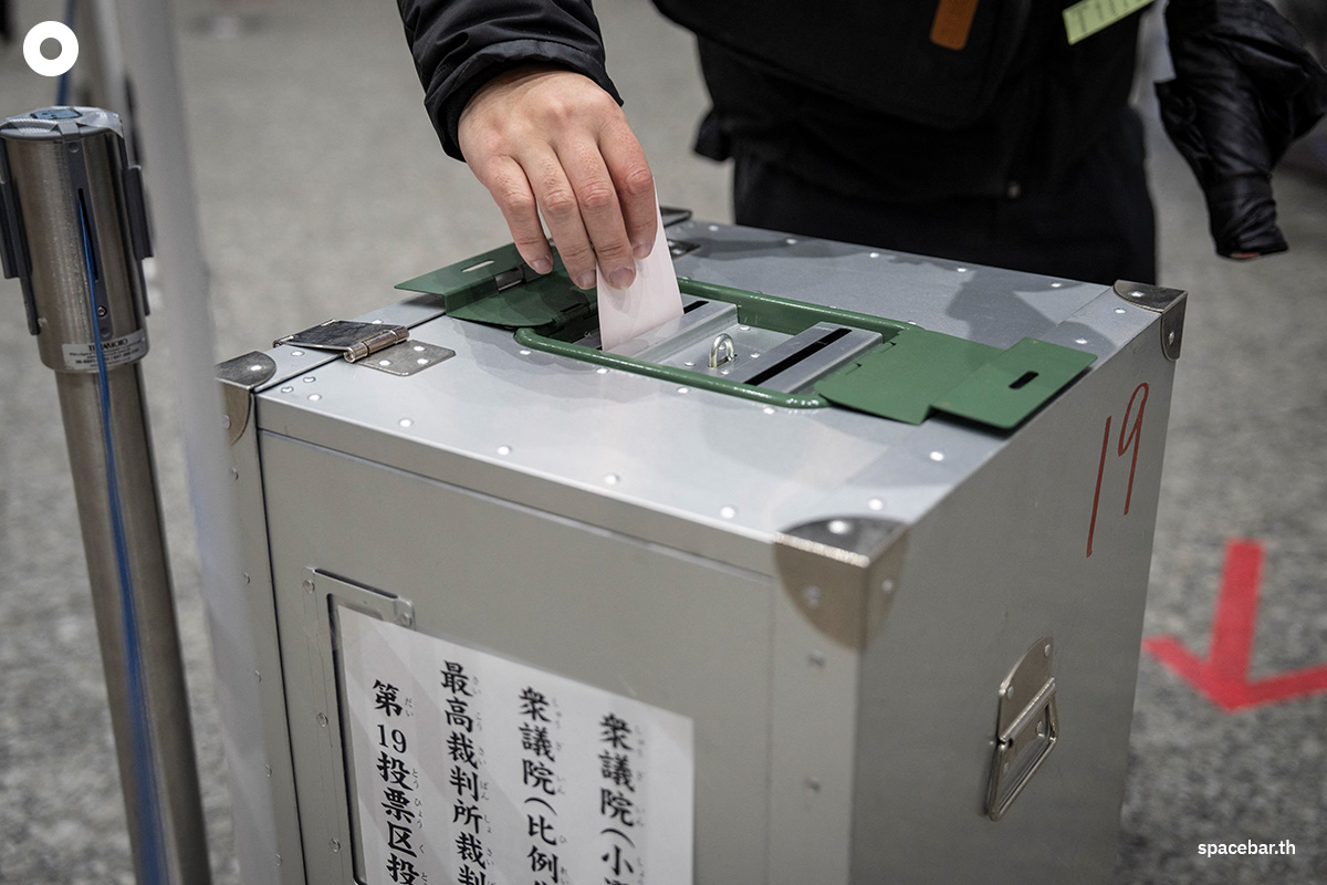 PhotoStory-ผู้มีสิทธิเลือกตั้งกำลังลงคะแนนเสียงในการเลือกตั้งสภาผู้แทนราษฎร ณ หน่วยเลือกตั้งแห่งหนึ่งในกรุงโตเกียว เมื่อวันที่ 8 กุมภาพันธ์ 2026 Photo by YUICHI YAMAZAKI / AFP