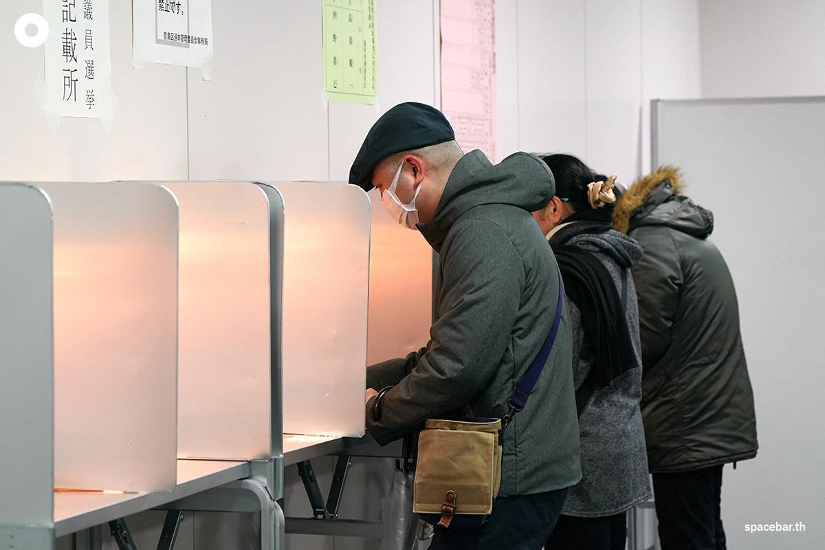 PhotoStory-ผู้มีสิทธิเลือกตั้งเขียนชื่อผู้สมัครลงในบัตรเลือกตั้ง ณ หน่วยเลือกตั้งสำหรับการเลือกตั้งสภาผู้แทนราษฎรในกรุงโตเกียว เมื่อวันที่ 8 กุมภาพันธ์ 2026 Photo by Kazuhiro NOGI / AFP