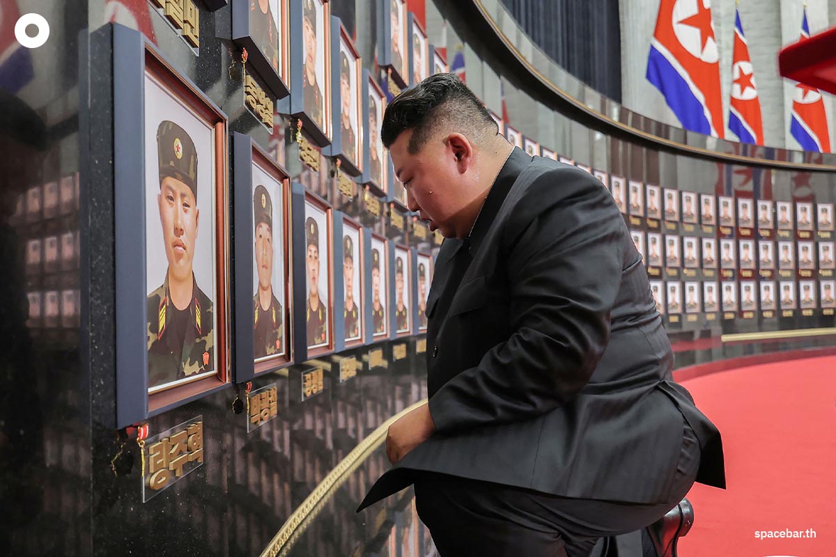 PhotoStory-คิมจองปักเหรียญเชิดชูเกียรติบนกรอบรูปทหารที่ไปร่วมรบคู่กับรัสเซียในสงครามระหว่างรัสเซียและยูเครนแล้วเสียชีวิตที่ประดับอยู่บนผนัง Photo by KCNA VIA KNS / AFP