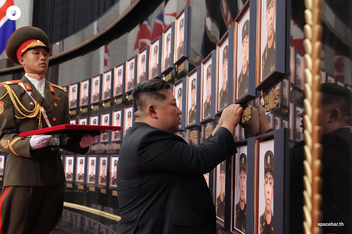PhotoStory-คิมจองปักเหรียญเชิดชูเกียรติบนกรอบรูปทหารที่ไปร่วมรบคู่กับรัสเซียในสงครามระหว่างรัสเซียและยูเครนแล้วเสียชีวิตที่ประดับอยู่บนผนัง Photo by KCNA VIA KNS / AFP