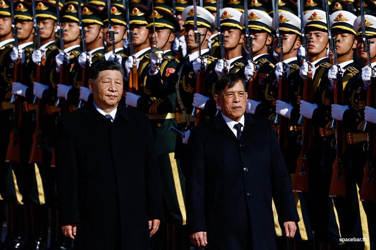 PhotoStory-พระบาทสมเด็จพระปรเมนทรรามาธิบดีศรีสินทรมหาวชิราลงกรณ พระวชิรเกล้าเจ้าอยู่หัว (ขวา) พร้อมด้วยประธานาธิบดีสี จิ้นผิง ของจีน (ซ้าย) ในพิธีต้อนรับ ณ มหาศาลาประชาชน กรุงปักกิ่ง เมื่อวันที่ 14 พฤศจิกายน 2025 (Photo by TINGSHU WANG / POOL / AFP)     