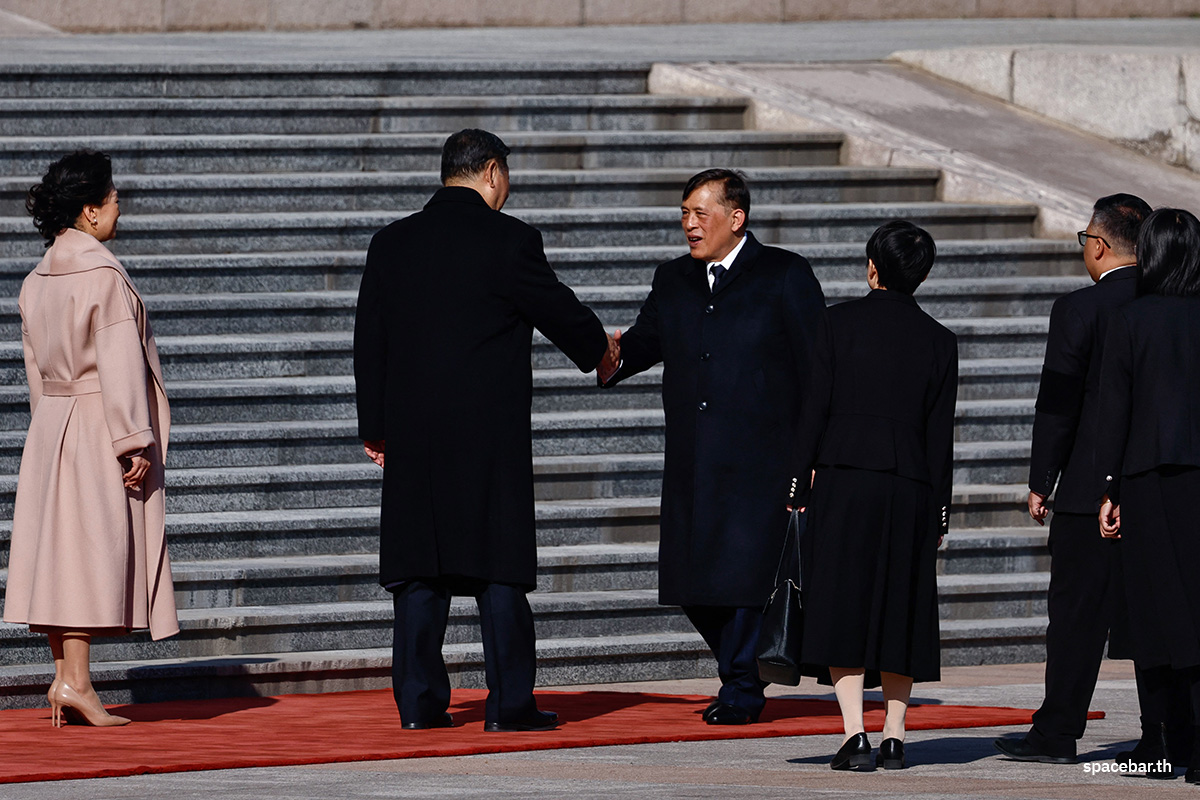 PhotoStory-   พระบาทสมเด็จพระปรเมนทรรามาธิบดีศรีสินทรมหาวชิราลงกรณ พระวชิรเกล้าเจ้าอยู่หัว (ขวา) ทรงสัมผัสมือกับประธานาธิบดีสี จิ้นผิง ของจีน (ซ้าย) ในพิธีต้อนรับ ณ มหาศาลาประชาชน กรุงปักกิ่ง เมื่อวันที่ 14 พฤศจิกายน 2025 (Photo by TINGSHU WANG / POOL / AFP) 