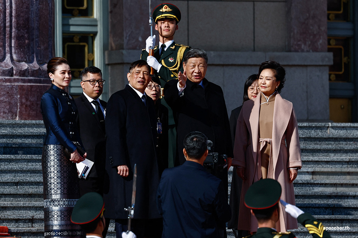 PhotoStory-   จากซ้ายไปขวา : สมเด็จพระนางเจ้าสุทิดา พัชรสุธาพิมลลักษณ พระบรมราชินี (ซ้ายสุด), พระบาทสมเด็จพระปรเมนทรรามาธิบดีศรีสินทรมหาวชิราลงกรณ พระวชิรเกล้าเจ้าอยู่หัว (กลางซ้าย), ประธานาธิบดีสี จิ้นผิง ของจีน (กลางขวา), และเผิง ลี่หยวน สุภาพสตรีหมายเลขหนึ่งของจีน (ขวาสุด) ในพิธีต้อนรับ ณ มหาศาลาประชาชน กรุงปักกิ่ง เมื่อวันที่ 14 พฤศจิกายน 2025 (Photo by TINGSHU WANG / POOL / AFP) 