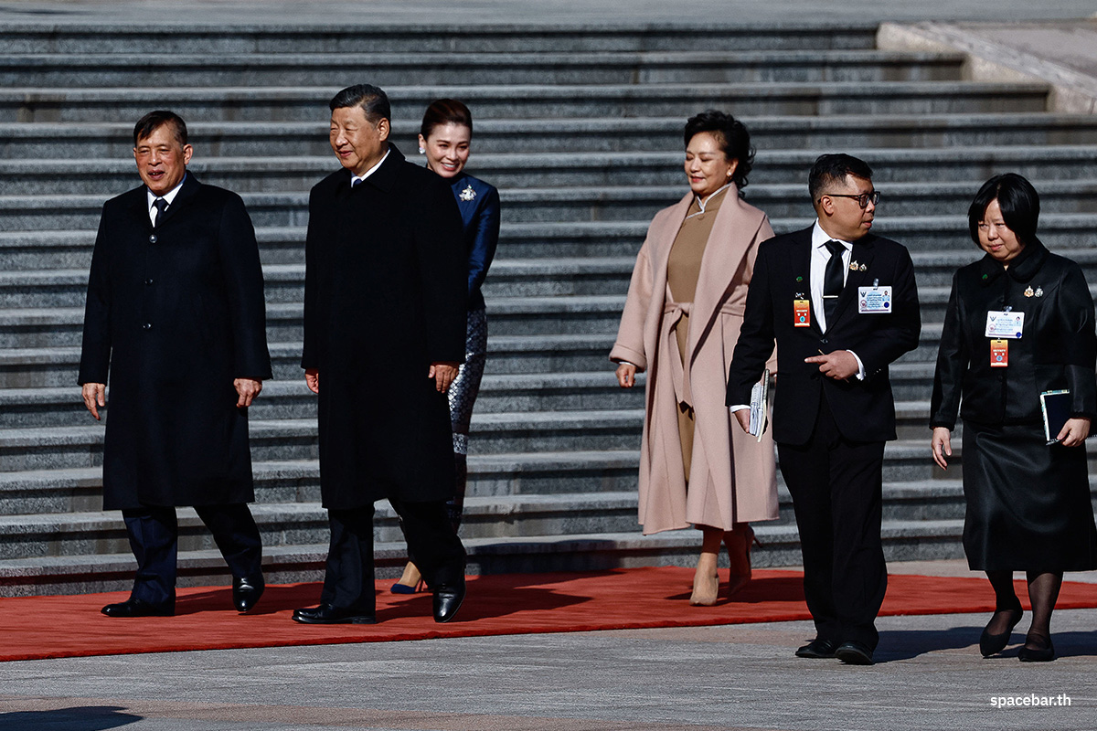 PhotoStory-พระบาทสมเด็จพระปรเมนทรรามาธิบดีศรีสินทรมหาวชิราลงกรณ พระวชิรเกล้าเจ้าอยู่หัว (ซ้ายข้างหน้า), ประธานาธิบดีสี จิ้นผิง ของจีน (ขวาข้างหน้า), สมเด็จพระนางเจ้าสุทิดา พัชรสุธาพิมลลักษณ พระบรมราชินี (ซ้ายข้างหลัง), และเผิง ลี่หยวน สุภาพสตรีหมายเลขหนึ่งของจีน (ขวาข้างหลัง) ในพิธีต้อนรับ ณ มหาศาลาประชาชน กรุงปักกิ่ง เมื่อวันที่ 14 พฤศจิกายน 2025 (Photo by TINGSHU WANG / POOL / AFP) 