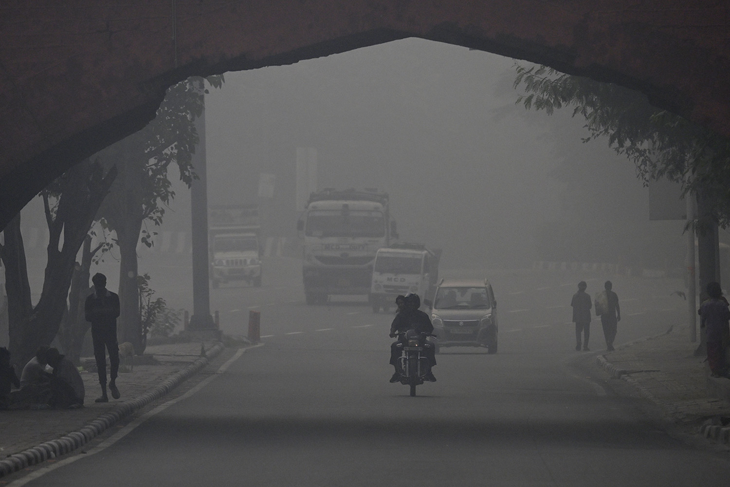 PhotoStory-   ผู้คนขับรถฝ่าหมอกควันหนาทึบในกรุงนิวเดลี เมื่อวันที่ 21 ตุลาคม 2025 หนึ่งวันหลังจากเทศกาลดิวาลี หรือเทศกาลแห่งแสงไฟของชาวฮินดู (Photo by : ARUN SANKAR / AFP)  