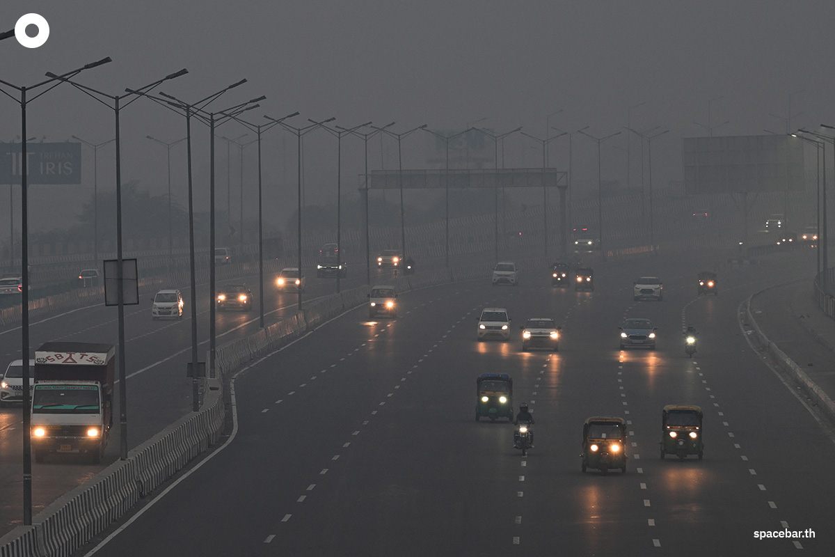 PhotoStory-   ผู้ใช้รถใช้ถนนต่างขับรถฝ่าหมอกควันหนาทึบในกรุงนิวเดลี เมื่อวันที่ 21 ตุลาคม 2025 (Photo by : ARUN SANKAR / AFP)    