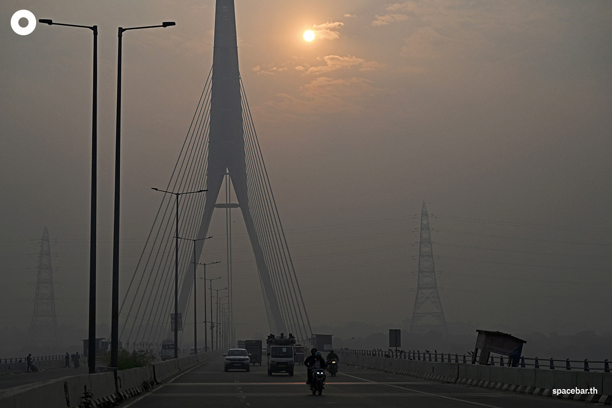 PhotoStory-   ผู้ใช้รถใช้ถนนขับรถข้ามสะพานข้ามแม่น้ำยมุนา ท่ามกลางหมอกควันหนาทึบในกรุงนิวเดลี เมื่อวันที่ 21 ตุลาคม 2025 (Photo by : ARUN SANKAR / AFP) 