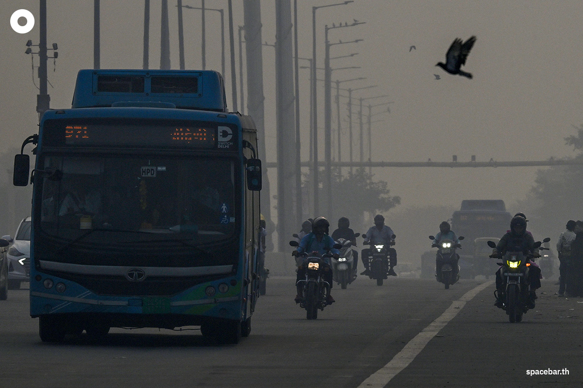 PhotoStory-   ผู้ใช้รถใช้ถนนต่างขับรถฝ่าหมอกควันหนาทึบในกรุงนิวเดลี เมื่อวันที่ 21 ตุลาคม 2025 (Photo by : ARUN SANKAR / AFP)  