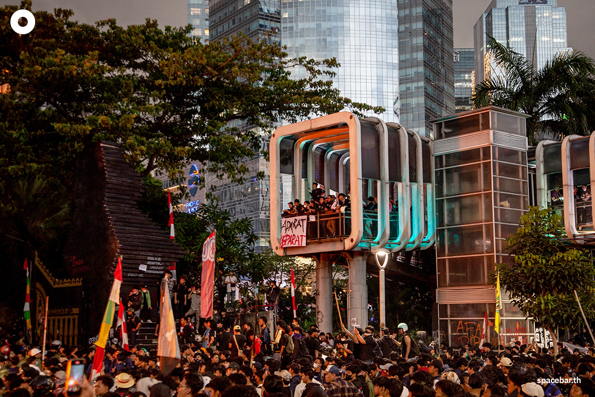 PhotoStory-   ประชาชนเข้าร่วมการประท้วงต่อต้านตำรวจหน้าสำนักงานใหญ่ตำรวจนครบาลจาการ์ตา ในกรุงจาการ์ตา เมื่อวันที่ 29 สิงหาคม 2025 (Photo by Aditya IRAWAN / AFP) 