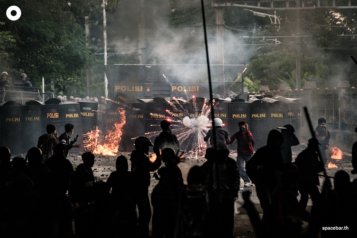 PhotoStory-   ระเบิดขวด (Molotov cocktail) ลุกไหม้และดอกไม้ไฟระเบิด ท่ามกลางการปะทะระหว่างเจ้าหน้าที่ตำรวจกับผู้ประท้วง บริเวณใกล้กับรัฐสภาในจาการ์ตา เมื่อวันที่ 28 สิงหาคม 2025 (Photo by YASUYOSHI CHIBA / AFP) 