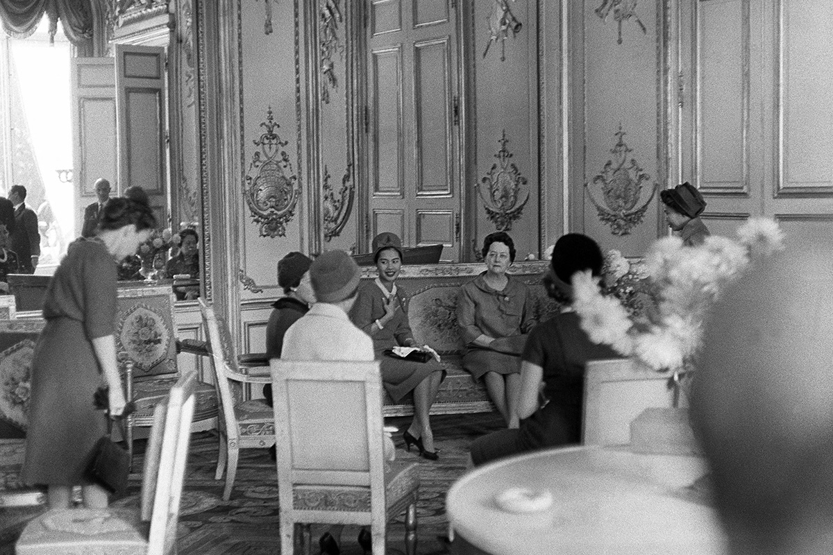 PhotoStory-   สมเด็จพระนางเจ้าสิริกิติ์ พระบรมราชินีนาถ พระบรมราชชนนีพันปีหลวง ทรงประทับร่วมกับ อีวอนน์ เดอ โกล สุภาพสตรีหมายเลขหนึ่งของฝรั่งเศส และแขกผู้มีเกียรติ ณ พระราชวังเอลิเซ่ส์ เมื่อวันที่ 11 ตุลาคม 1960 (Photo by AFP) 