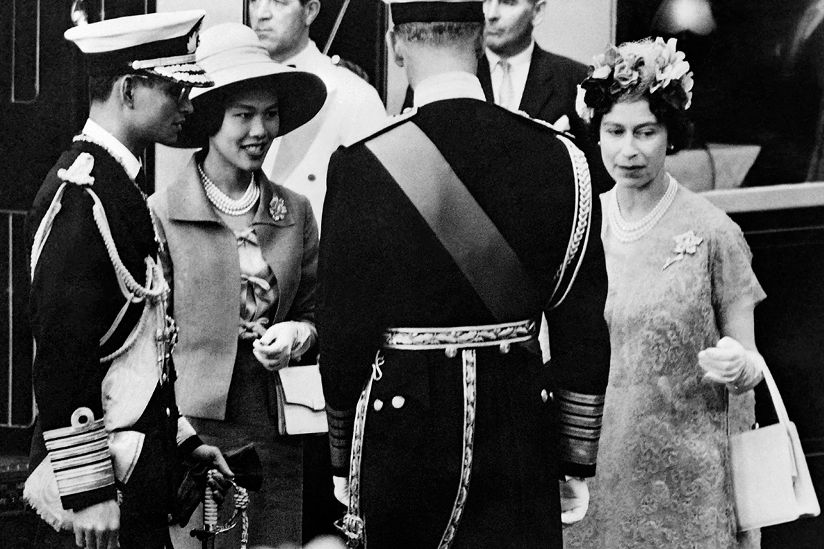 PhotoStory-ภาพถ่ายนี้ถูกถ่ายเมื่อเดือนกรกฎาคม 1960 เผยให้เห็นพระบาทสมเด็จพระมหาภูมิพลอดุลยเดชมหาราช บรมนาถบพิตร (ซ้ายสุด) และสมเด็จพระนางเจ้าสิริกิติ์ พระบรมราชินีนาถ พระบรมราชชนนีพันปีหลวง (คนที่ 2 จากซ้ายสุด) ทรงได้รับการต้อนรับจากสมเด็จพระราชินีนาถเอลิซาเบธที่ 2 (ขวาสุด) และเจ้าชายฟิลิป ดยุกแห่งเอดินบะระ ณ กรุงลอนดอน (Photo by AFP) 