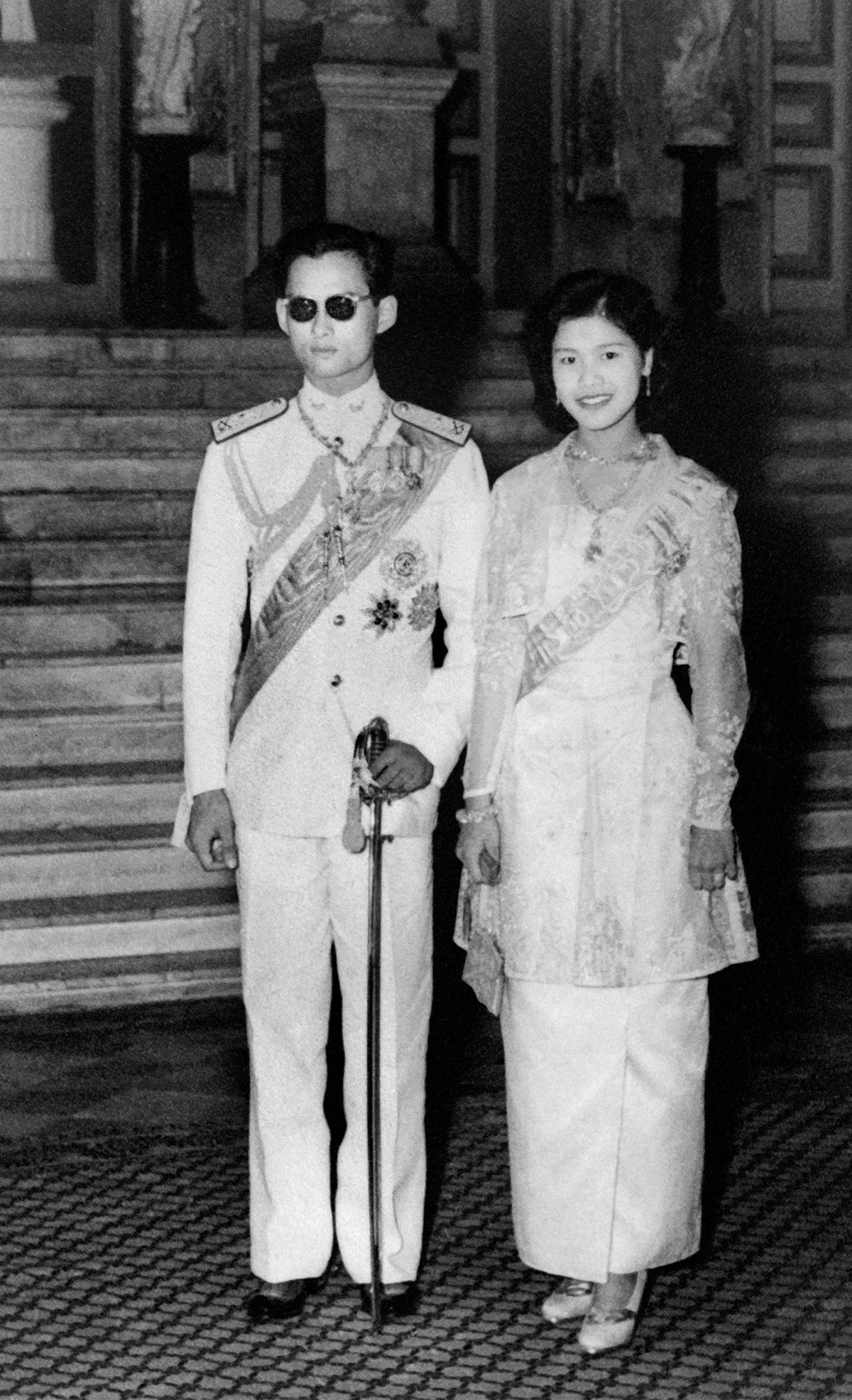 PhotoStory-   ภาพถ่ายเมื่อปี 1955 เผยให้เห็นพระบาทสมเด็จพระมหาภูมิพลอดุลยเดชมหาราช บรมนาถบพิตร (ซ้าย) และสมเด็จพระนางเจ้าสิริกิติ์ พระบรมราชินีนาถ พระบรมราชชนนีพันปีหลวง (ขวา) ขณะเสด็จพระราชดำเนินเยือนกรุงปารีส (Photo by AFP) 