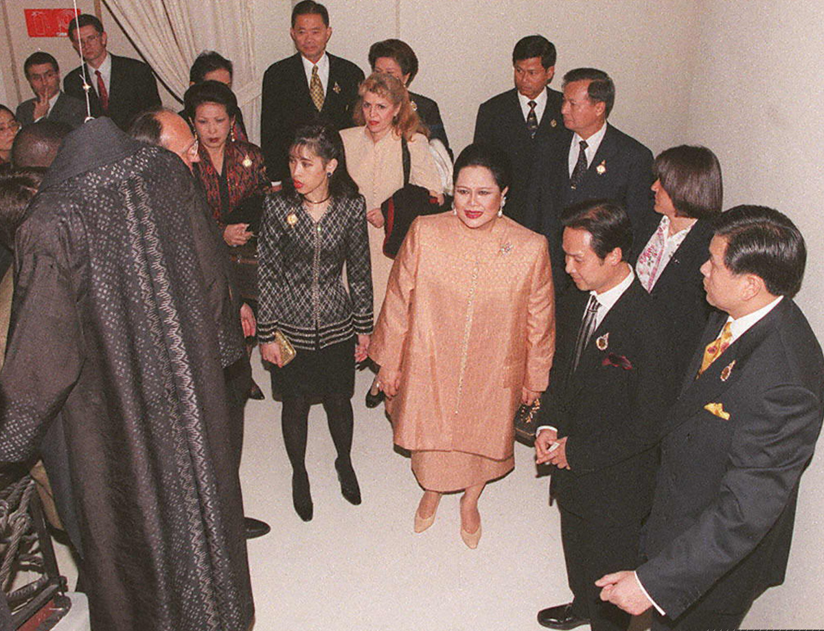 PhotoStory-สมเด็จพระนางเจ้าสิริกิติ์ พระบรมราชินีนาถ พระบรมราชชนนีพันปีหลวง (กลางซ้าย) พร้อมด้วยสมเด็จเจ้าฟ้าฯ กรมพระศรีสวางควัฒน วรขัตติยราชนารี (กลางขวา) ทรงชื่นชมเสื้อผ้าของแบรนด์ชาวไทย ‘Nagara’ เมื่อวันที่ 16 เมษายน ในกรุงปารีสระหว่างงานแฟชั่นโชว์ (Photo by THOMAS COEX / AFP) 