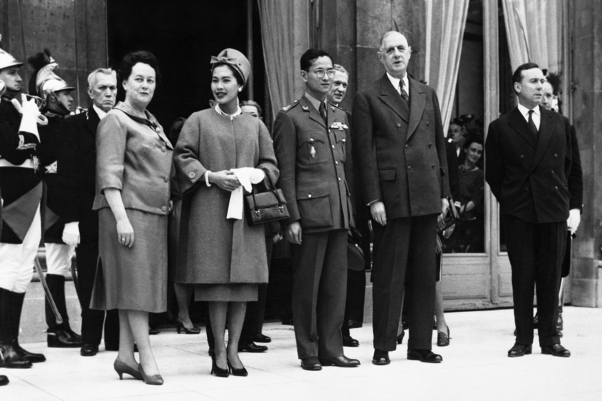 PhotoStory-ชาร์ล เดอ โกล ประธานาธิบดีฝรั่งเศส (คนที่ 2 จากขวาสุด), อีวอนน์ เดอ โกล ภริยา (ซ้ายสุด), พระบาทสมเด็จพระมหาภูมิพลอดุลยเดชมหาราช บรมนาถบพิตร (ตรงกลาง), สมเด็จพระนางเจ้าสิริกิติ์ พระบรมราชินีนาถ พระบรมราชชนนีพันปีหลวง (คนที่ 2 จากซ้ายสุด), และ มิเชล เดอเบร นายกรัฐมนตรีฝรั่งเศส (ขวาสุด) ณ พระราชวังเอลิเซ่ กรุงปารีส เมื่อวันที่ 11 ตุลาคม 1960 (Photo by AFP) 
