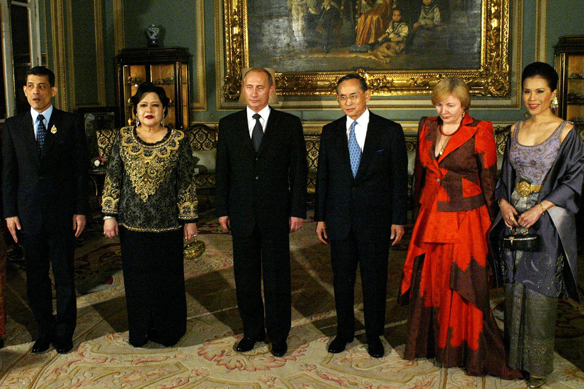 PhotoStory-(จากซ้ายไปขวา) พระบาทสมเด็จพระปรเมนทรรามาธิบดีศรีสินทรมหาวชิราลงกรณ พระวชิรเกล้าเจ้าอยู่หัว, สมเด็จพระนางเจ้าสิริกิติ์ พระบรมราชินีนาถ พระบรมราชชนนีพันปีหลวง, ประธานาธิบดีวลาดิมีร์ ปูติน ของรัสเซีย, พระบาทสมเด็จพระมหาภูมิพลอดุลยเดชมหาราช บรมนาถบพิตร, ลุดมีลา ปูตินา อดีตสุภาพสตรีหมายเลขหนึ่งของรัสเซีย, และทูลกระหม่อมหญิงอุบลรัตนราชกัญญา สิริวัฒนาพรรณวดี ณ พระบรมมหาราชวัง ในกรุงเทพมหานคร เมื่อวันที่ 22 ตุลาคม 2003 (Photo by MLADEN ANTONOV / AFP)