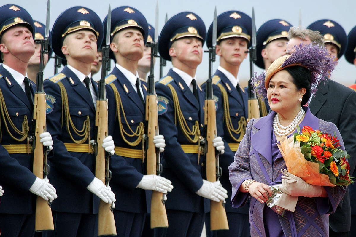PhotoStory-   สมเด็จพระนางเจ้าสิริกิติ์ พระบรมราชินีนาถ พระบรมราชชนนีพันปีหลวง เสด็จพระราชดำเนินไปทอดพระเนตรกองเกียรติยศ กรุงมอสโก เมื่อวันที่ 2 กรกฎาคม 2007 (Photo by AFP) 