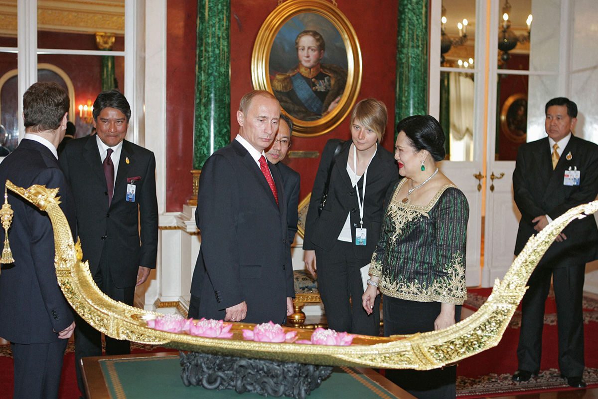 PhotoStory-   ภาพถ่ายเมื่อวันที่ 6 กรกฎาคม 2007 เผยให้เห็นประธานาธิบดีวลาดิมีร์ ปูติน  ของรัสเซีย (กลางซ้าย) และสมเด็จพระนางเจ้าสิริกิติ์ พระบรมราชินีนาถ พระบรมราชชนนีพันปีหลวง (กลางขวา) ชมนิทรรศการศิลปะพื้นบ้าน ณ ห้องโถงในพระราชวังฤดูหนาว ‘Malachite Foyer’ ของพระราชวังเครมลิน ในกรุงมอสโก (Photo by VLADIMIR RODIONOV / RIA NOVOSTI / AFP) 