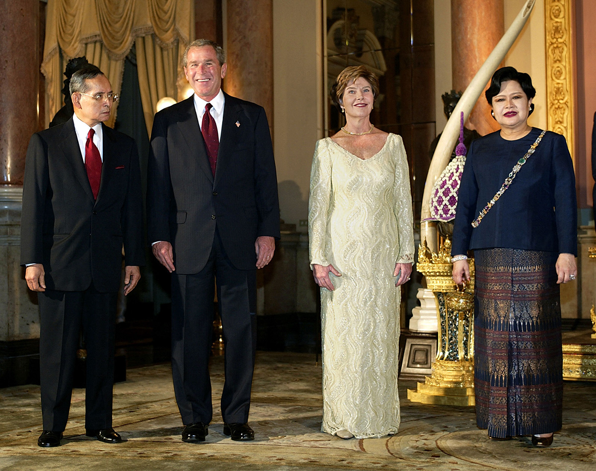 PhotoStory-   ประธานาธิบดีจอร์จ ดับเบิลยู.บุช ของสหรัฐฯ (กลางซ้าย) และลอรา บุช สุภาพสตรีหมายเลขหนึ่ง (กลางขวา) ยืนเคียงข้างพระบาทสมเด็จพระมหาภูมิพลอดุลยเดชมหาราช บรมนาถบพิตร (ซ้ายสุด) และสมเด็จพระนางเจ้าสิริกิติ์ พระบรมราชินีนาถ พระบรมราชชนนีพันปีหลวง (ขวาสุด) ณ พระบรมมหาราชวัง เมื่อวันที่ 19 ตุลาคม 2003 (Photo by STEPHEN JAFFE / AFP) 