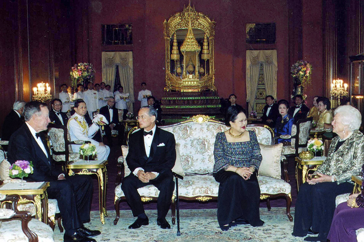 PhotoStory-   ประธานาธิบดีจอร์จ ดับเบิลยู.บุช ของสหรัฐฯ (ซ้ายสุด), พระบาทสมเด็จพระมหาภูมิพลอดุลยเดชมหาราช บรมนาถบพิตร (กลางซ้าย), สมเด็จพระนางเจ้าสิริกิติ์ พระบรมราชินีนาถ พระบรมราชชนนีพันปีหลวง (กลางขวา) ณ พระบรมมหาราชวัง เมื่อวันที่ 11 ธันวาคม 2006 (Photo by ROYAL BUREAU / AFP) 