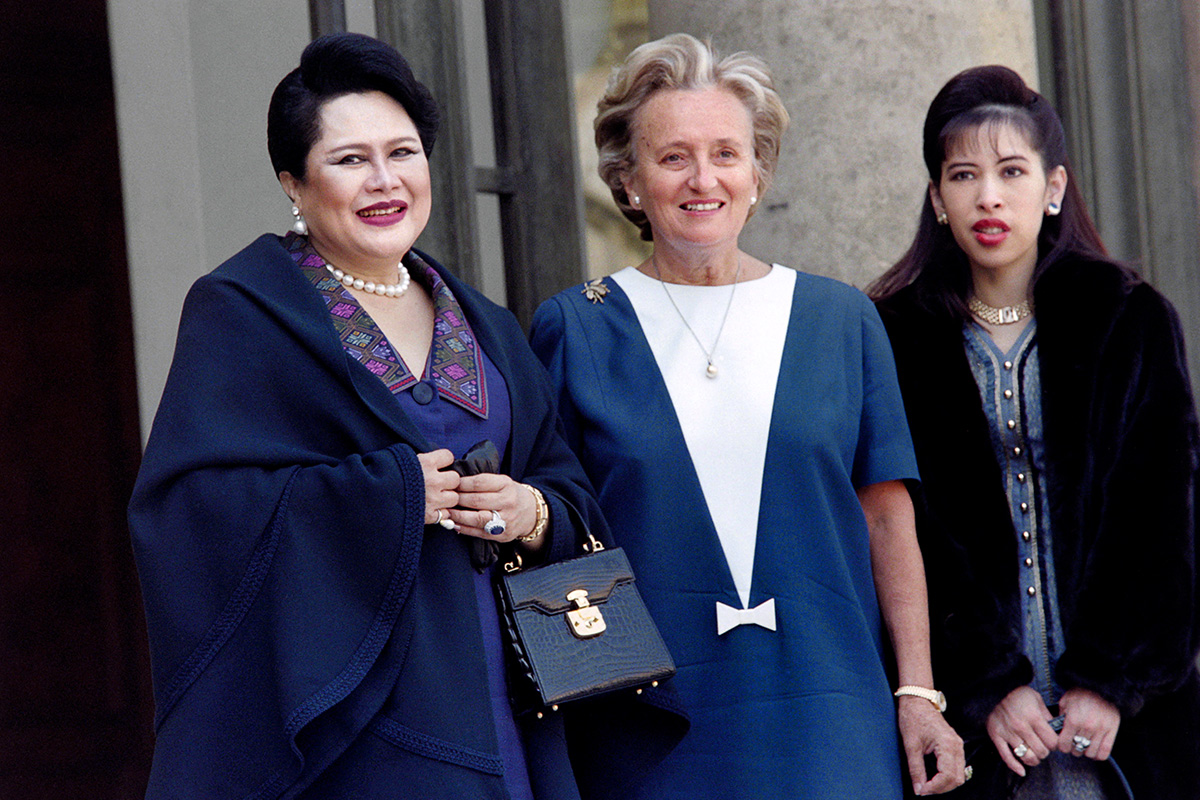 PhotoStory-   สมเด็จพระนางเจ้าสิริกิติ์ พระบรมราชินีนาถ พระบรมราชชนนีพันปีหลวง (ซ้าย), แบร์นาแด็ต ชีรัก อดีตสุภาพสตรีหมายเลขหนึ่งของฝรั่งเศส (กลาง), และสมเด็จเจ้าฟ้าฯ กรมพระศรีสวางควัฒน วรขัตติยราชนารี (ขวา) ณ พระราชวังเอลิเซ่ กรุงปารีส เมื่อวันที่ 14 เมษายน 1997 