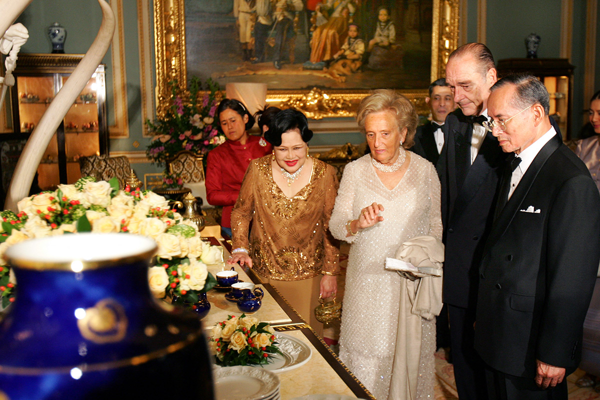 PhotoStory-   ประธานาธิบดีฌัก ชีรัก ของฝรั่งเศส (กลางขวา), แบร์นาแด็ต ชีรัก ภริยา (กลางซ้าย), พระบาทสมเด็จพระมหาภูมิพลอดุลยเดชมหาราช บรมนาถบพิตร (ขวา), และสมเด็จพระนางเจ้าสิริกิติ์ พระบรมราชินีนาถ พระบรมราชชนนีพันปีหลวง (ซ้าย) ที่กรุงเทพมหานคร ประเทศไทย เมื่อวันที่ 17 กุมภาพันธ์ 2006 (Photo by REMY DE LA MAUVINIERE / POOL / AFP) 