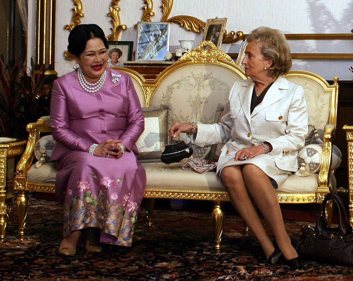 PhotoStory-   สมเด็จพระนางเจ้าสิริกิติ์ พระบรมราชินีนาถ พระบรมราชชนนีพันปีหลวง (ซ้าย) และแบร์นาแด็ต ชีรัก อดีตสุภาพสตรีหมายเลขหนึ่งของฝรั่งเศส ณ พระตำหนักจิตรลดา เมื่อวันที่ 19 กุมภาพันธ์ 2006 (AFP PHOTO / POOL /Philippe Wojazer)  