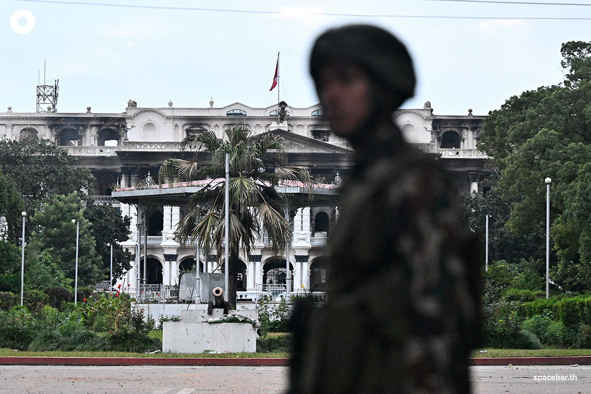 PhotoStory-   เจ้าหน้าที่กองทัพลาดตระเวนใกล้กับพระราชวัง ‘Singha Durbar’ ซึ่งเป็นอาคารบริหารหลักของรัฐบาลเนปาลในกรุงกาฐมาณฑุ เมื่อวันที่ 12 กันยายน 2025 (Photo by Pedro Pardo / AFP) 