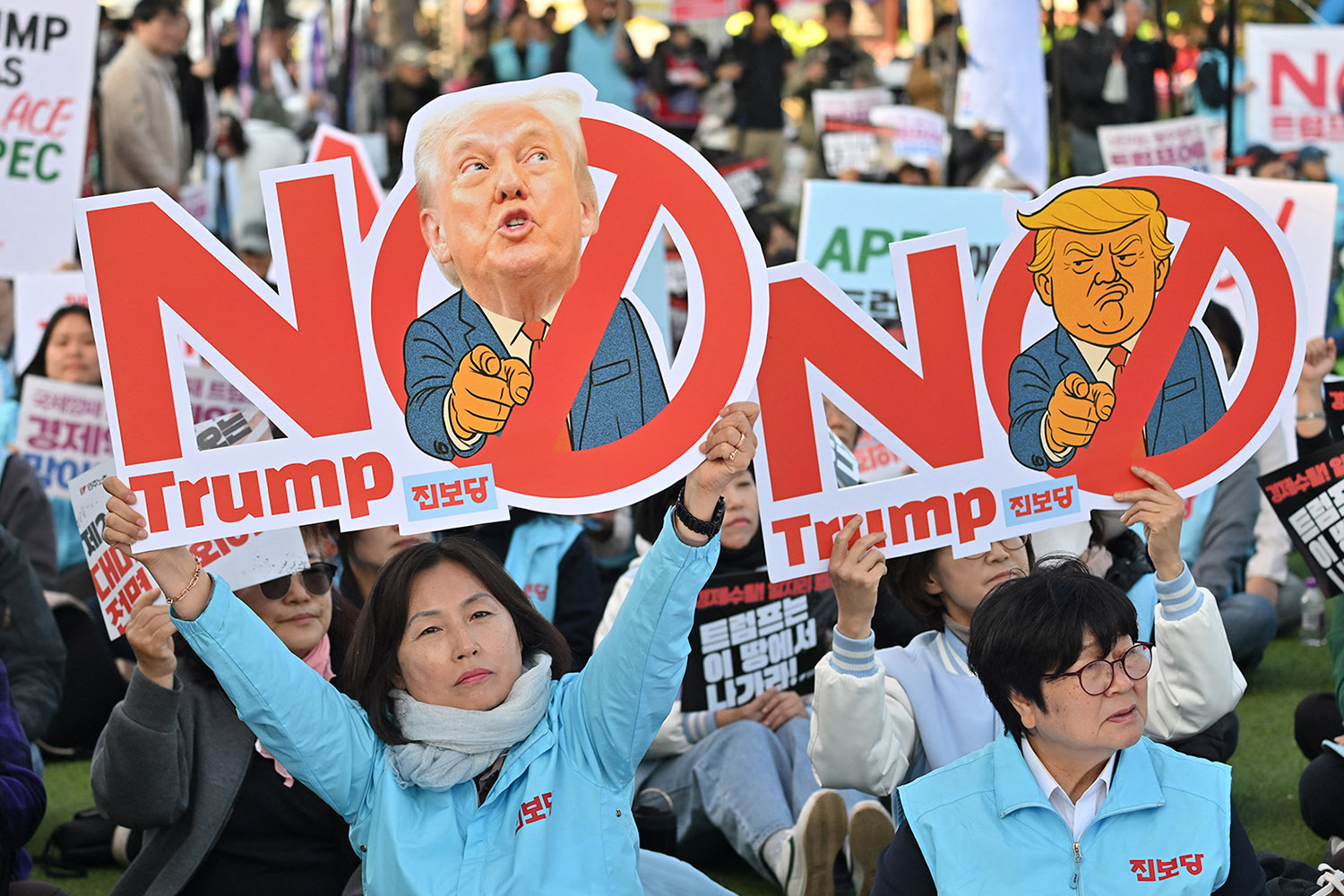 PhotoStory-   ผู้ประท้วงชาวเกาหลีใต้ถือป้ายที่มีข้อความว่า ‘No Trump’ ระหว่างการชุมนุมประท้วงต่อต้านการเยือนของประธานาธิบดีโดนัลด์ ทรัมป์ ของสหรัฐฯ เพื่อเข้าร่วมการประชุมสุดยอดความร่วมมือทางเศรษฐกิจเอเชีย-แปซิฟิก (APEC) ในเมืองคยองจู เมื่อวันที่ 29 ตุลาคม 2025 (Photo by Jung Yeon-je / AFP) 