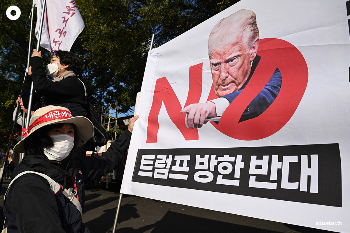 PhotoStory-   ผู้ประท้วงชาวเกาหลีใต้ถือป้ายที่มีข้อความว่า ‘No Trump’ ระหว่างการชุมนุมประท้วงต่อต้านการเยือนของประธานาธิบดีโดนัลด์ ทรัมป์ ของสหรัฐฯ เพื่อเข้าร่วมการประชุมสุดยอดความร่วมมือทางเศรษฐกิจเอเชีย-แปซิฟิก (APEC) ในเมืองคยองจู เมื่อวันที่ 29 ตุลาคม 2025 (Photo by Jung Yeon-je / AFP) 