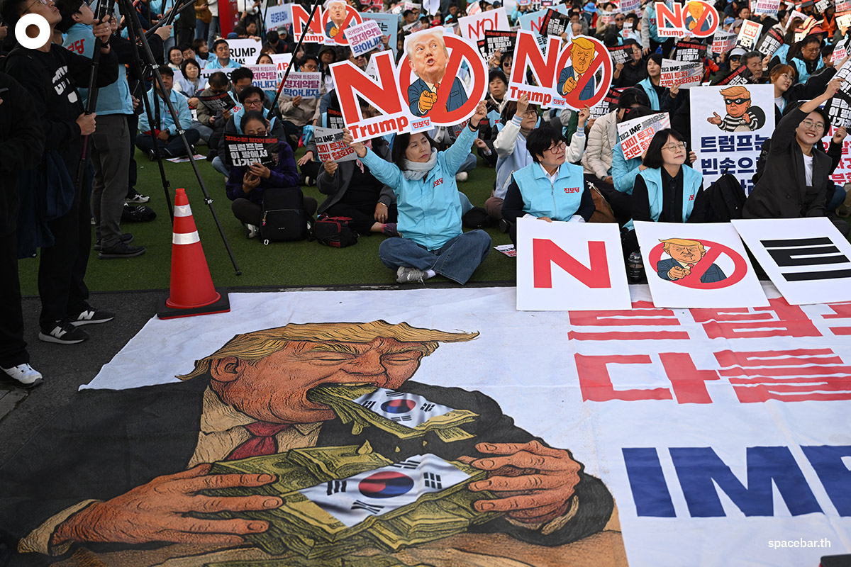 PhotoStory-   ผู้ประท้วงชาวเกาหลีใต้หลายร้อยคนร่วมชุมนุมประท้วงต่อต้านการเยือนของประธานาธิบดีโดนัลด์ ทรัมป์ ของสหรัฐฯ เมื่อวันที่ 29 ตุลาคม 2025 (Photo by Jung Yeon-je / AFP) 