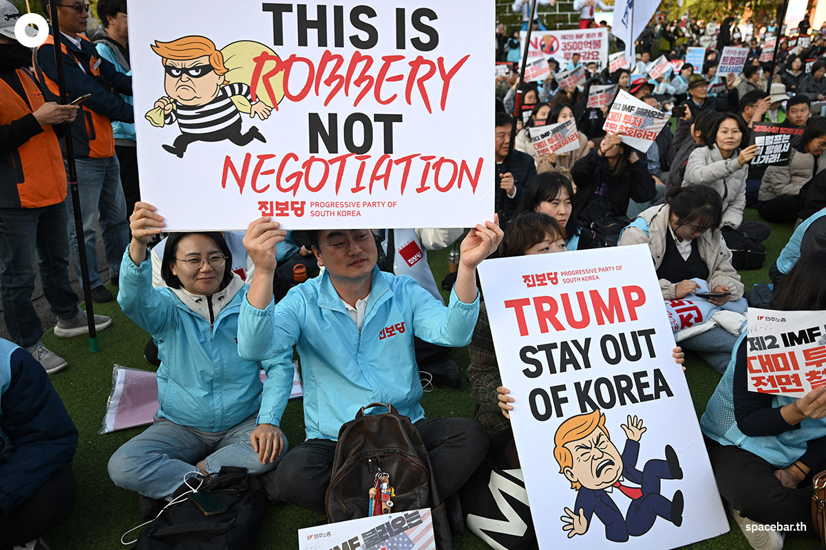 PhotoStory-   ผู้ประท้วงชาวเกาหลีใต้ถือป้ายที่มีข้อความว่า ‘ทรัมป์ ออกไปให้ห่างจากเกาหลี’ ‘นี่คือการปล้น ไม่ใช่การเจรจา’ ระหว่างการชุมนุมประท้วงต่อต้านการเยือนของประธานาธิบดีโดนัลด์ ทรัมป์ ของสหรัฐฯ เพื่อเข้าร่วมการประชุมสุดยอดความร่วมมือทางเศรษฐกิจเอเชีย-แปซิฟิก (APEC) ในเมืองคยองจู เมื่อวันที่ 29 ตุลาคม 2025 (Photo by Jung Yeon-je / AFP)    