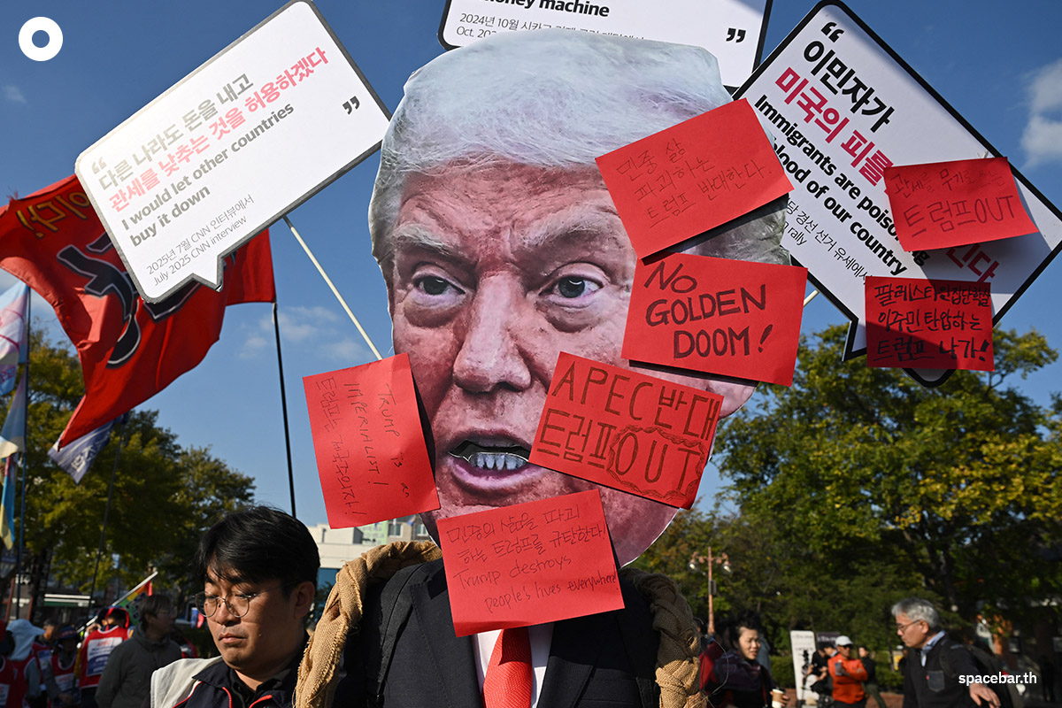 PhotoStory-   ผู้ประท้วงชาวเกาหลีใต้คนหนึ่งสวมหน้ากากทรัมป์ระหว่างร่วมชุมนุมประท้วงต่อต้านการเยือนของประธานาธิบดีทรัมป์ที่เดินทางมาเข้าร่วมการประชุมสุดยอดความร่วมมือทางเศรษฐกิจเอเชีย-แปซิฟิก (APEC) ในเมืองคยองจู เมื่อวันที่ 29 ตุลาคม 2025 (Photo by Jung Yeon-je / AFP) 