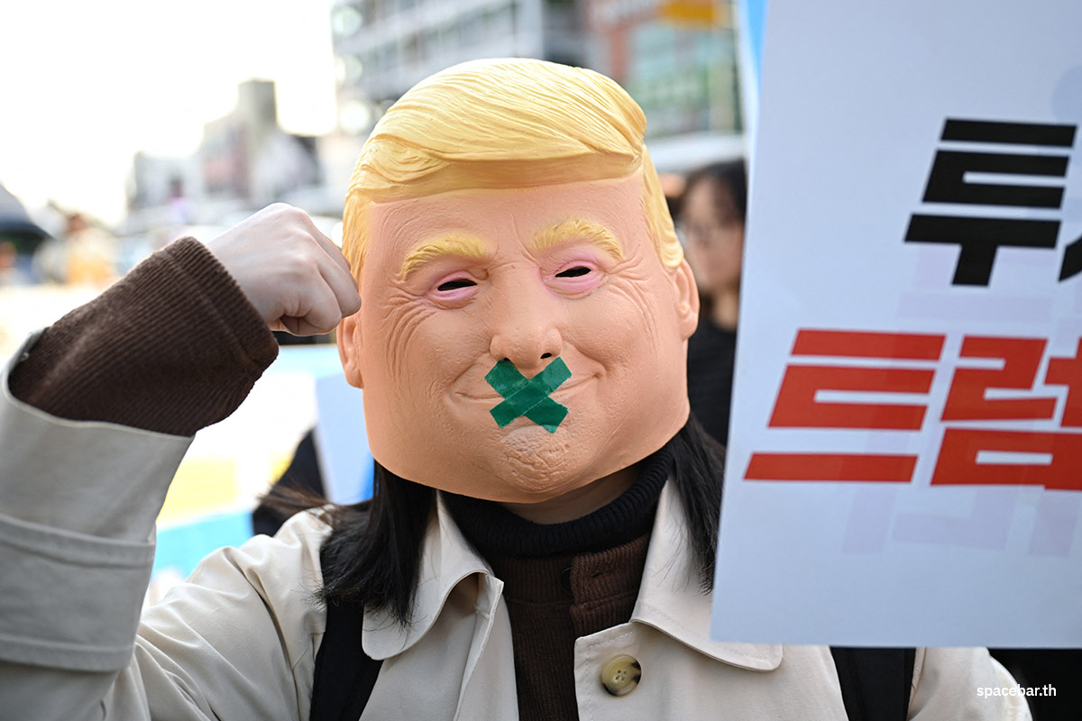 PhotoStory-   ผู้ประท้วงชาวเกาหลีใต้คนหนึ่งสวมหน้ากากทรัมป์ระหว่างร่วมชุมนุมประท้วงต่อต้านการเยือนของประธานาธิบดีทรัมป์ที่เดินทางมาเข้าร่วมการประชุมสุดยอดความร่วมมือทางเศรษฐกิจเอเชีย-แปซิฟิก (APEC) ในเมืองคยองจู เมื่อวันที่ 29 ตุลาคม 2025 (Photo by Jung Yeon-je / AFP) 