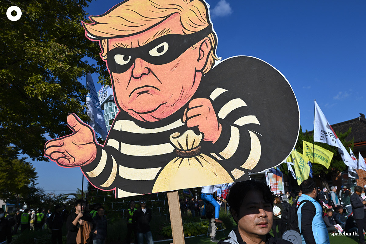 PhotoStory-   ผู้ประท้วงชาวเกาหลีใต้ถือป้ายที่มีภาพล้อเลียนของ ‘ทรัมป์ในคราบโจร’ ระหว่างร่วมชุมนุมประท้วงต่อต้านการเยือนของประธานาธิบดีทรัมป์ของสหรัฐฯ เมื่อวันที่ 29 ตุลาคม 2025 (Photo by Jung Yeon-je / AFP) 