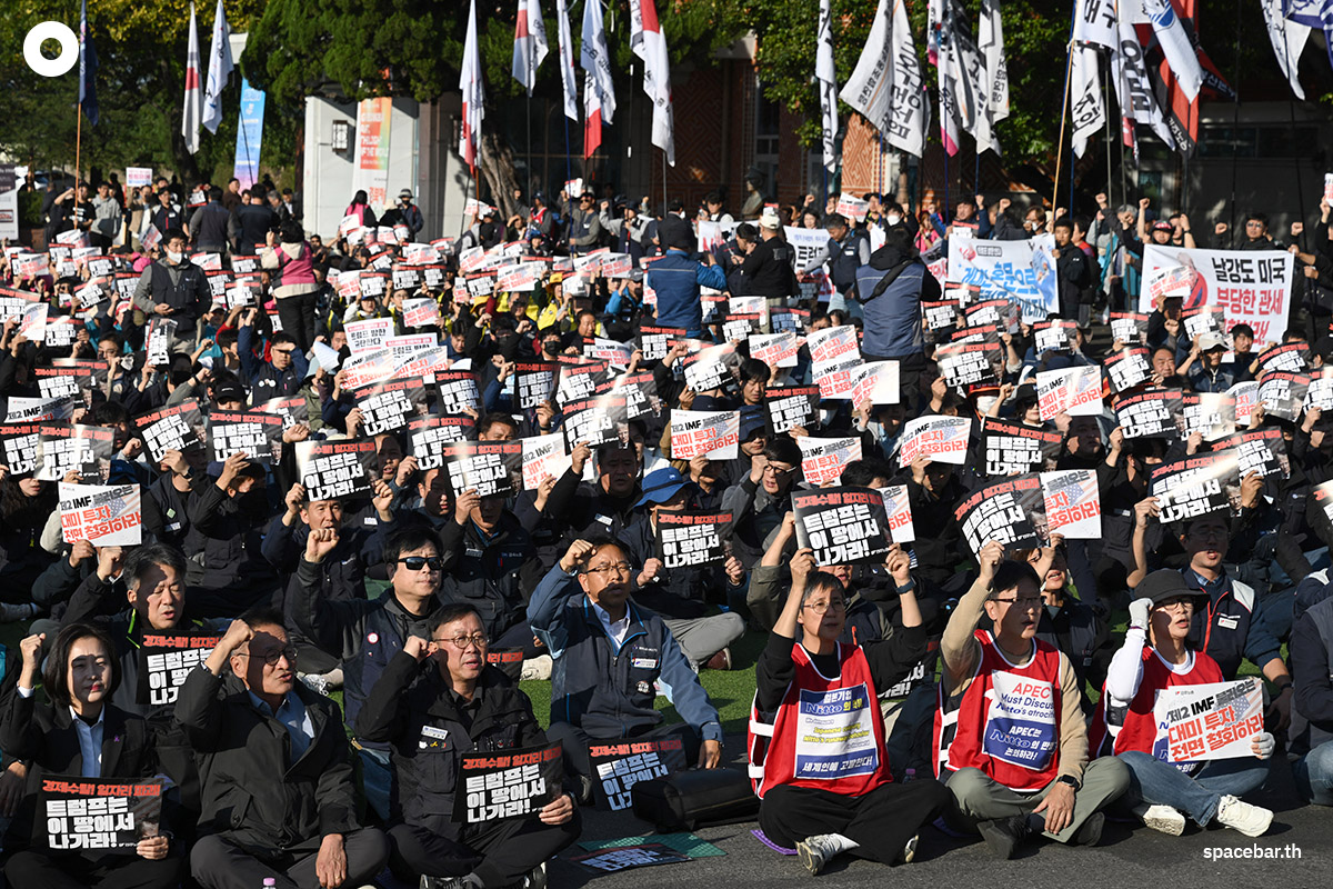 PhotoStory-      ผู้ประท้วงชาวเกาหลีใต้หลายร้อยคนต่างพากันถือป้ายระหว่างร่วมชุมนุมประท้วงต่อต้านการเยือนของประธานาธิบดีโดนัลด์ ทรัมป์ ของสหรัฐฯ เมื่อวันที่ 29 ตุลาคม 2025 (Photo by Jung Yeon-je / AFP) 