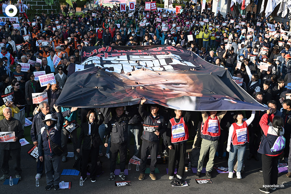 PhotoStory-   ผู้ประท้วงชาวเกาหลีใต้กำลังฉีกป้ายขนาดใหญ่ที่มีรูปของทรัมป์ระหว่างการชุมนุมประท้วงต่อต้านการเยือนของประธานาธิบดีโดนัลด์ ทรัมป์ของสหรัฐฯ เมื่อวันที่ 29 ตุลาคม 2025 (Photo by Jung Yeon-je / AFP) 