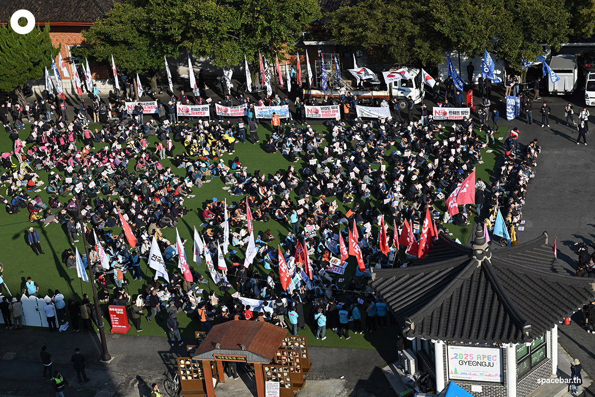 PhotoStory-   ภาพถ่ายมุมสูงเผยให้เห็นผู้ประท้วงชาวเกาหลีใต้หลายร้อยคนระหว่างชุมนุมประท้วงต่อต้านการเยือนของประธานาธิบดีโดนัลด์ ทรัมป์ ของสหรัฐฯ เมื่อวันที่ 29 ตุลาคม 2025 (Photo by Jung Yeon-je / AFP)     