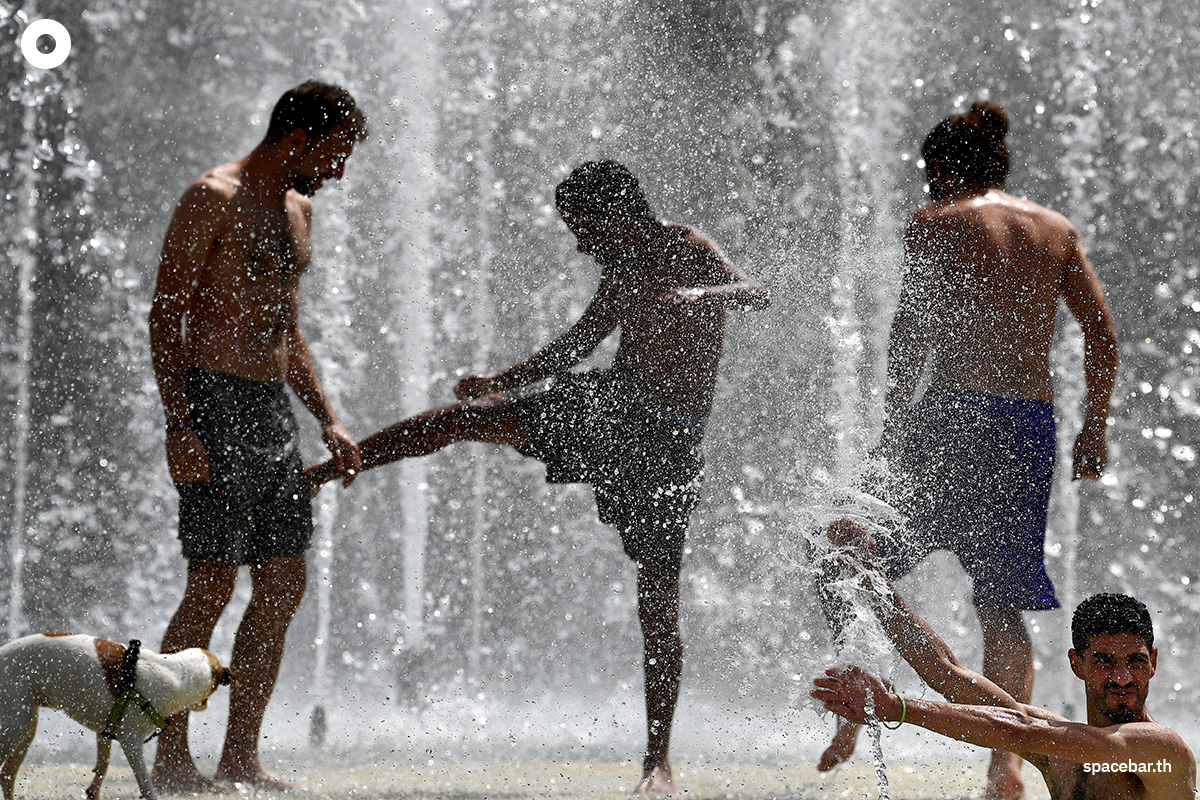 PhotoStory-ชาวสเปนพากันออกมาทำกิจกรรมคลายร้อนที่ลานน้ำพุในเมืองเซบียา Photo by Cristina Quicler / AFP