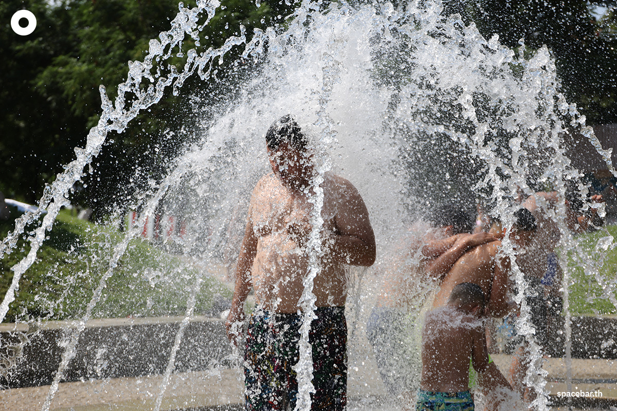 PhotoStory-ชาวสเปนพากันออกมาเล่นน้ำคลายร้อนที่ลานน้ำพุในเมืองมาดริดริโอ Photo by Thomas COEX / AFP