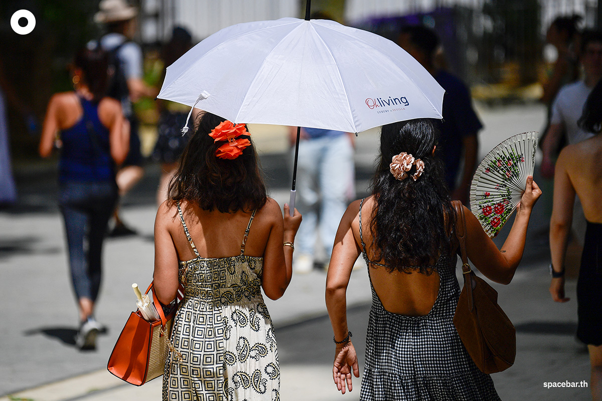 PhotoStory-ผู้คนที่ออกมานอกบ้านต้องพึ่งทั้งร่มและพัดเพื่อบดบังแสงแดดและดับร้อนท่ามกลางอุณหภูมิร้อนจัดจากคลื่นความร้อน Photo by CRISTINA QUICLER / AFP