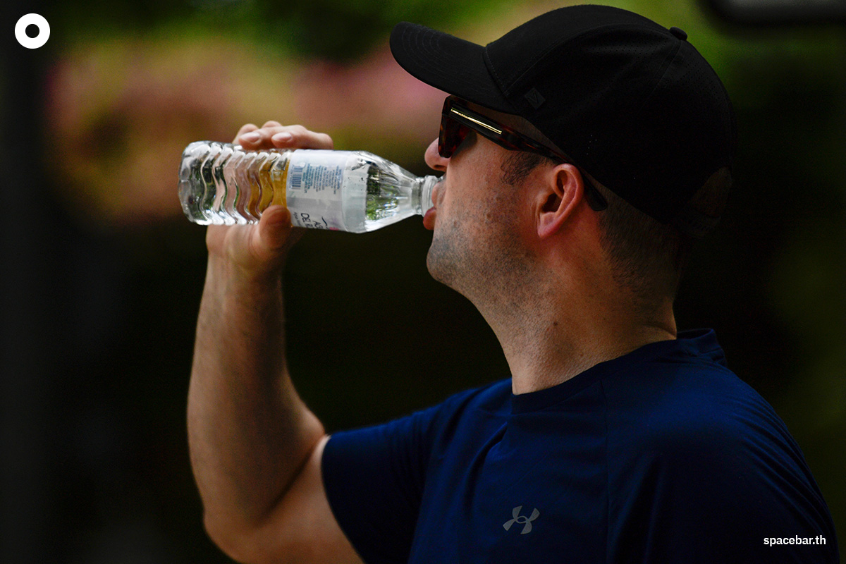 PhotoStory-อีกวิธีในการดับร้อนท่ามกลางคลื่นความร้อนในสเปนคือการดื่มน้ำเพิ่มความชุ่มชื่นให้ร่างกาย Photo by CRISTINA QUICLER / AFP