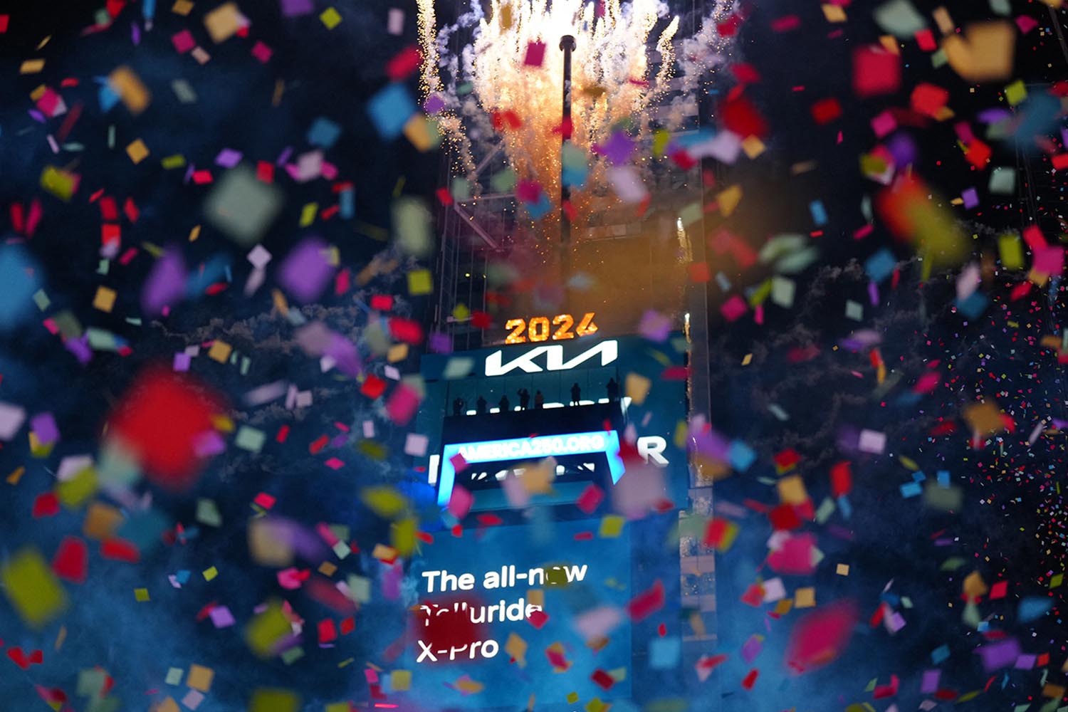 PhotoStory-ผู้คนนับพันแห่กันไปที่ไทม์สแควร์ มหานครนิวยอร์ก เพื่อเฉลิมฉลองและชมการปล่อยลูกบอลยักษ์ โดยมีการปล่อยกระดาษสีมากกว่าหนึ่งตันในเวลาเที่ยงคืน (Photo by Adam Gray / GETTY IMAGES NORTH AMERICA / Getty Images via AFP)