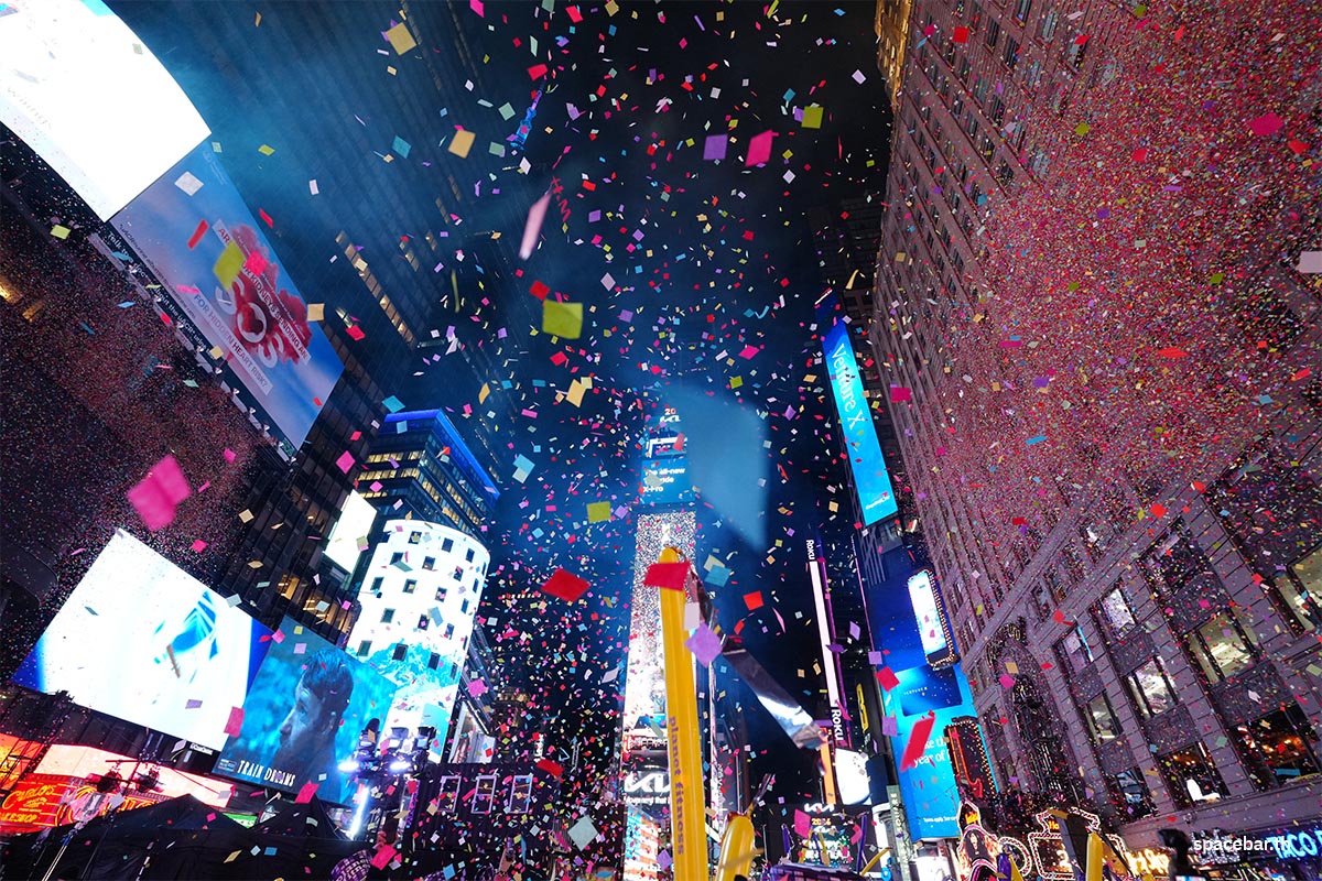 PhotoStory-ผู้คนร่วมงานเฉลิมฉลองวันส่งท้ายปีเก่าต้อนรับปีใหม่ในวันที่ 1 มกราคม 2026 ที่นครนิวยอร์ก โดยมีการปล่อยกระดาษสีมากกว่าหนึ่งตันในเวลาเที่ยงคืน (Photo by Adam Gray / GETTY IMAGES NORTH AMERICA / Getty Images via AFP)