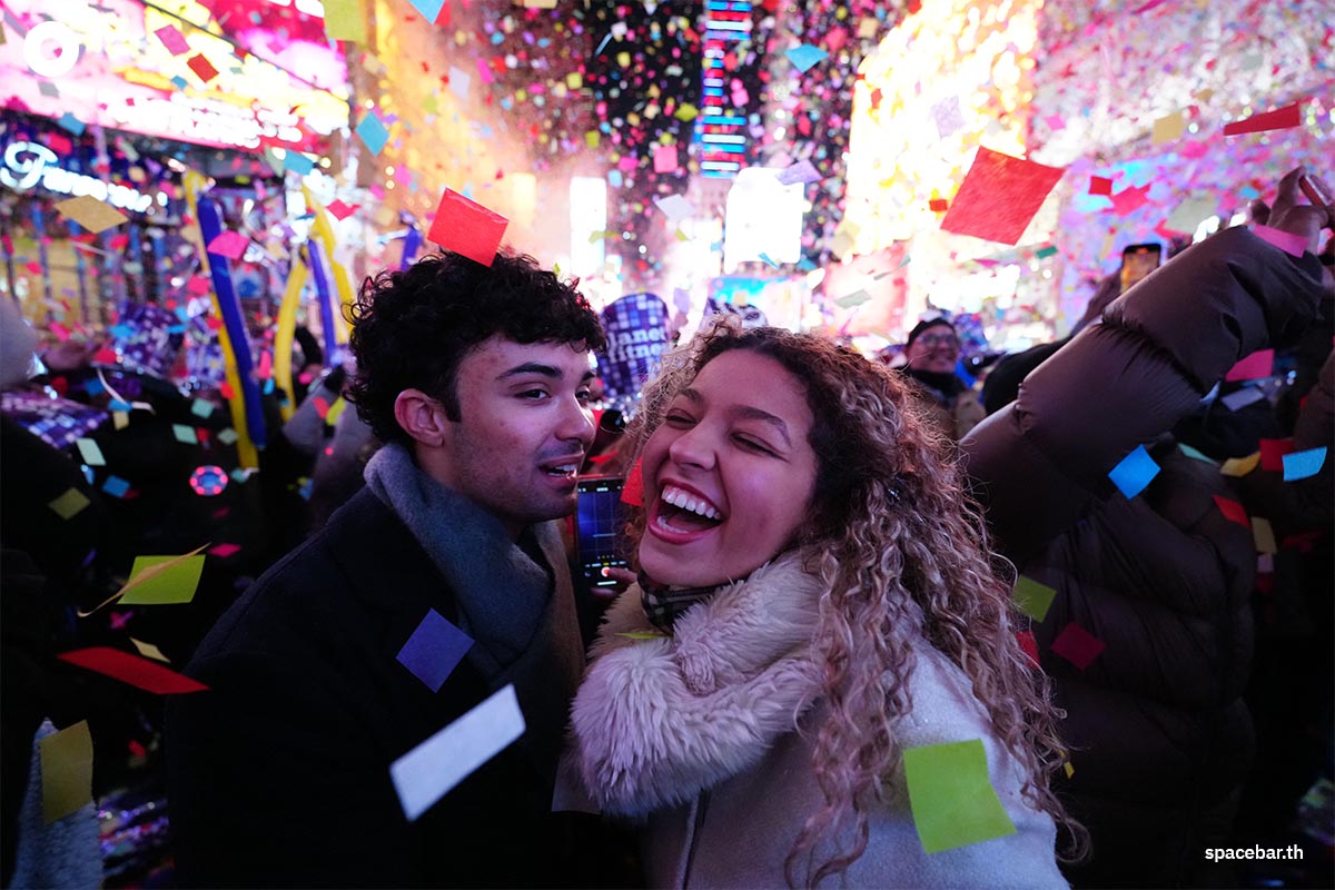 PhotoStory-ผู้คนร่วมงานเฉลิมฉลองวันส่งท้ายปีเก่าต้อนรับปีใหม่และชมการปล่อยลูกบอลยักษ์ที่ไทม์สแควร์ โดยมีการปล่อยกระดาษสีมากกว่าหนึ่งตันในเวลาเที่ยงคืนในวันที่ 1 มกราคม 2026 ที่นครนิวยอร์ก (Photo by Adam Gray / GETTY IMAGES NORTH AMERICA / Getty Images via AFP)