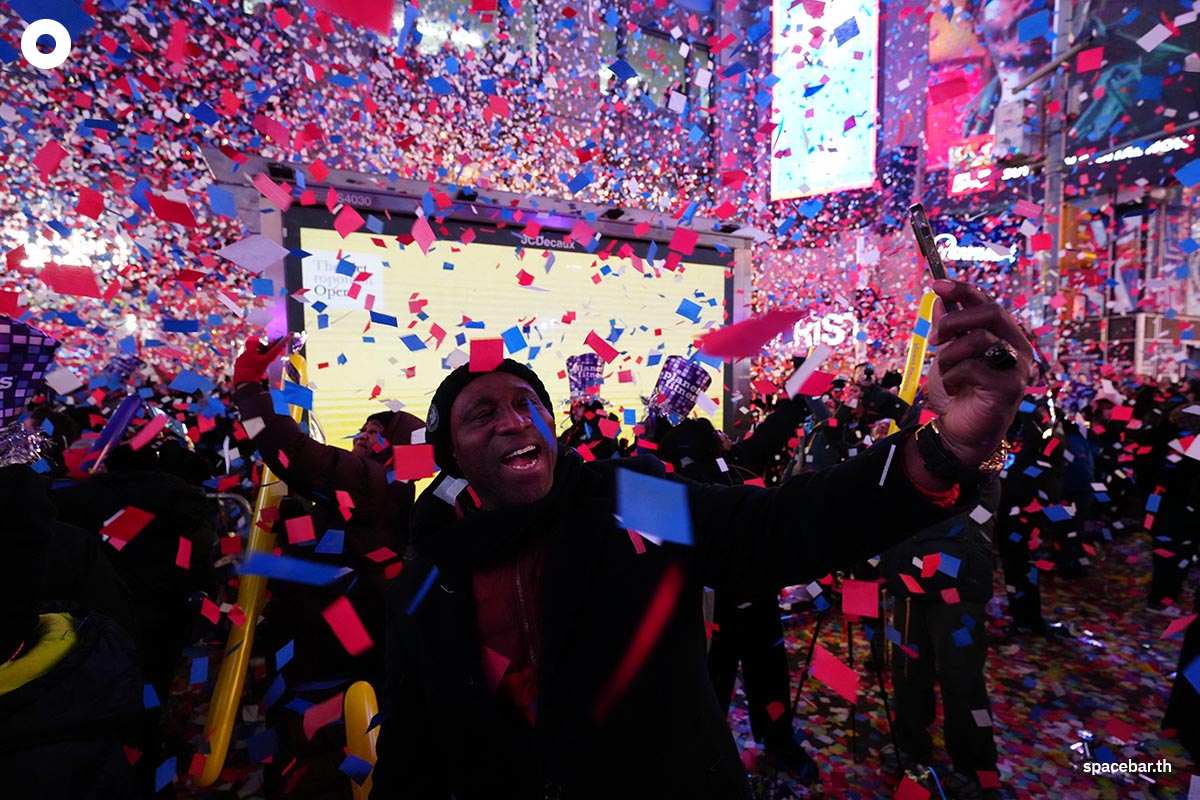 PhotoStory-ผู้คนร่วมงานเฉลิมฉลองวันส่งท้ายปีเก่าต้อนรับปีใหม่ในวันที่ 1 มกราคม 2026 ที่นครนิวยอร์ก (Photo by Adam Gray / GETTY IMAGES NORTH AMERICA / Getty Images via AFP)